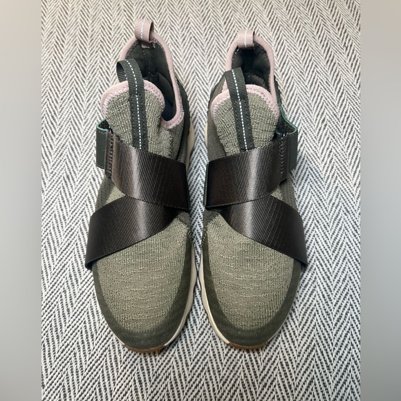 Women’s Sorel Kinetic Green Sneakers Slip-on Hook & Loop Closure Size 8 - Picture 1 of 13